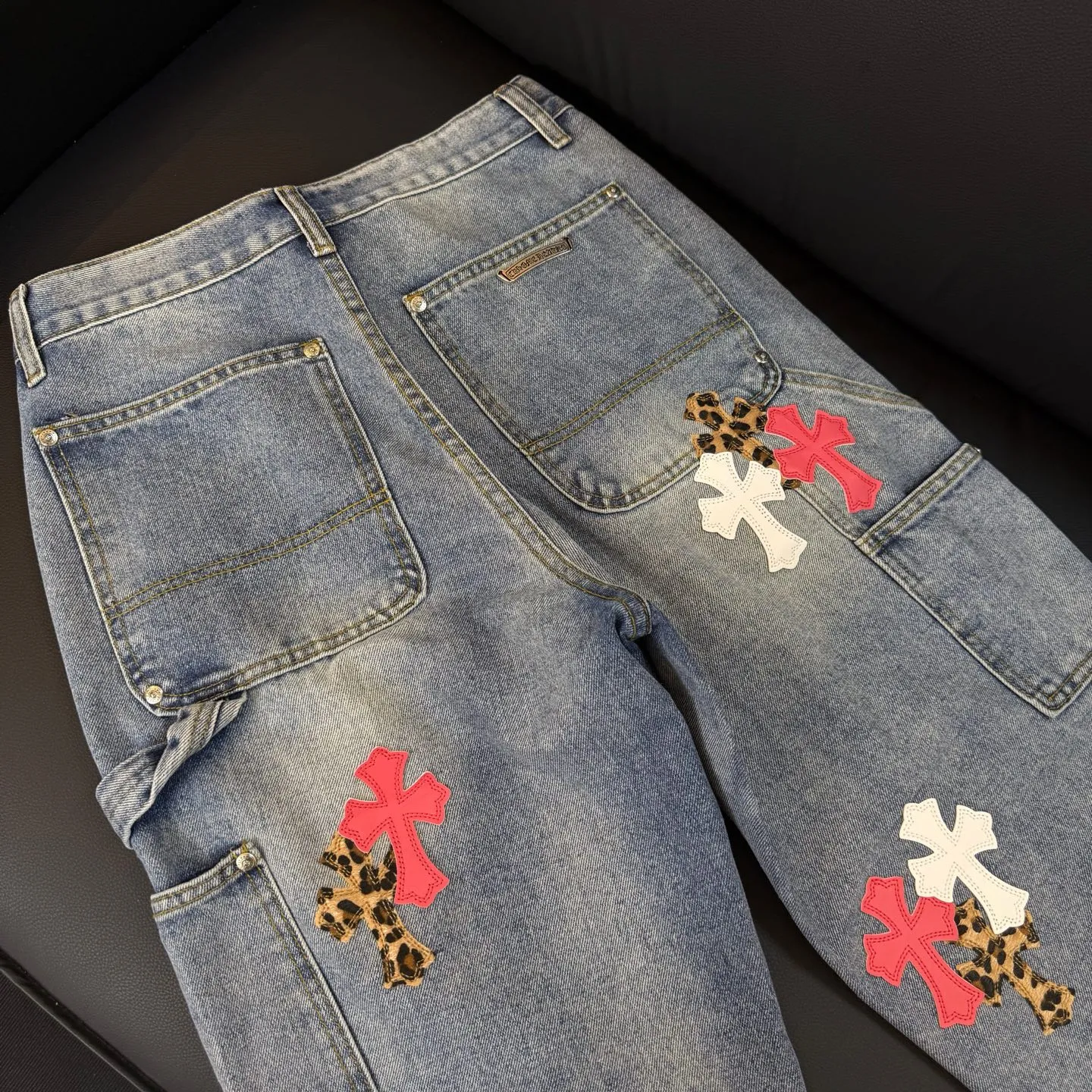 P280 Style number: D314 Chrome Hearts Chrome Hearts workwear pink leopard print washed blue jeans Size: s-XXL (28 30 32 34 36) Color: washed blue Size reference 28 pants length 100 waist 72 30 pants length 101 waist 76 32 pants length 103 waist 80 34 pants length 104 waist 84 36 pants length 106 waist 88